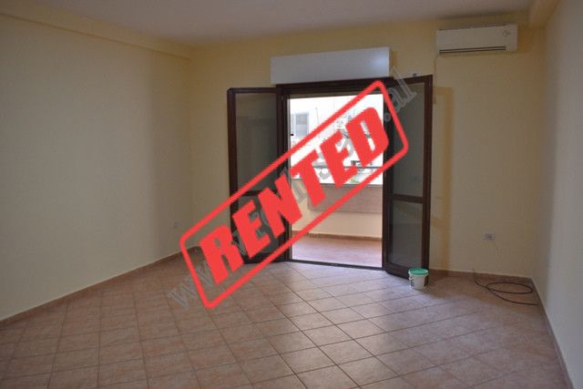 Zyre me qira ne rrugen Skender Luarasi prane Kompleksit Kika 2 ne Tirane.
Pozicionohet ne katin 4 t